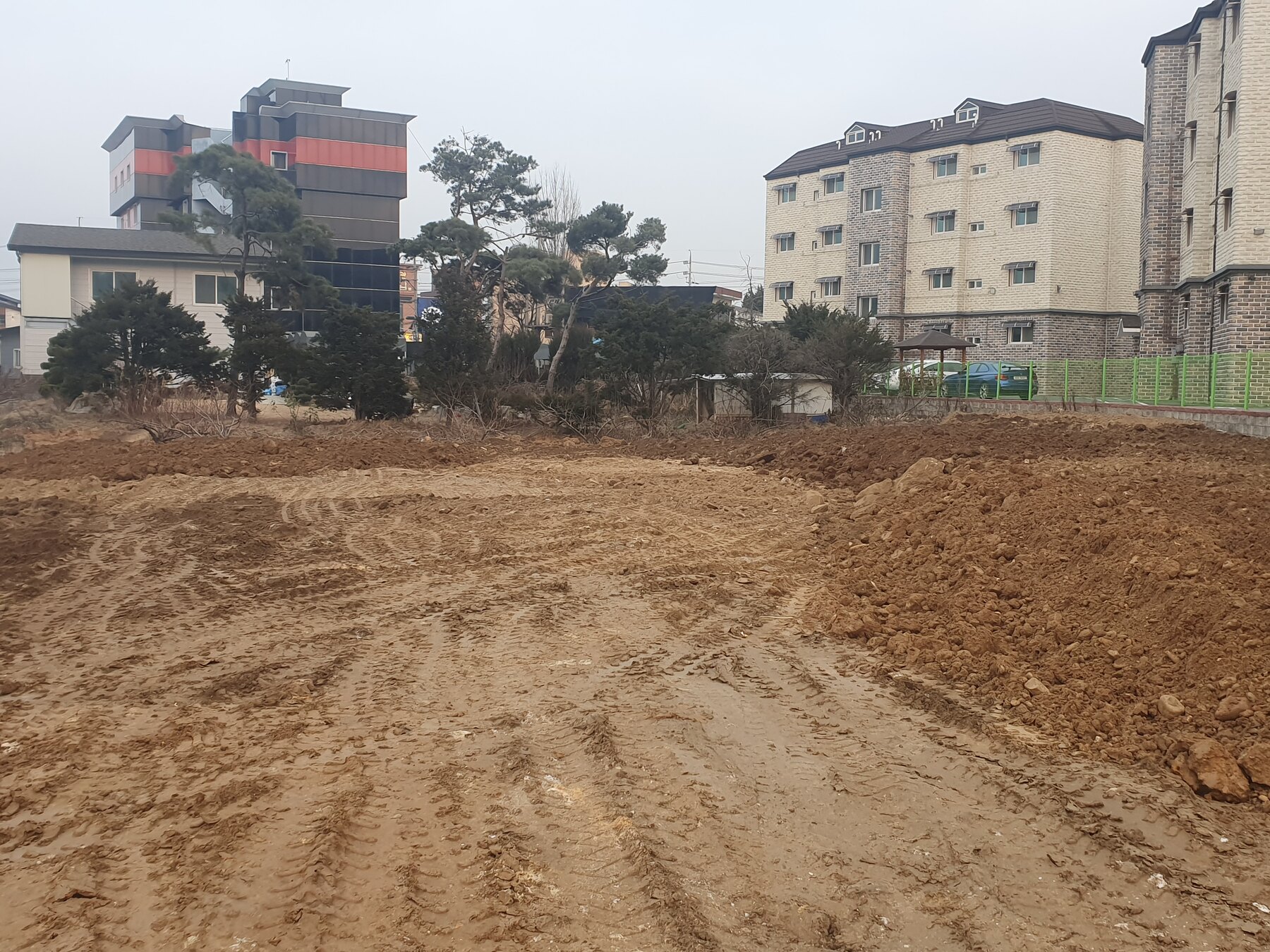 이천시 부발읍 성토재 포설과 부지 평탄화 작업 후 전경