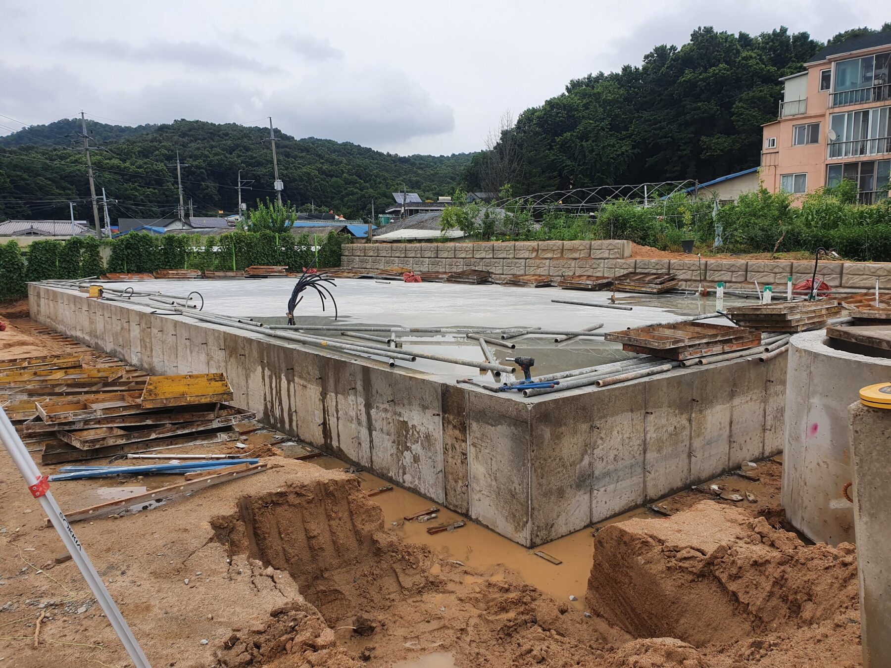 이천시 단월동 본LEB 전통악기 공방용 LEB 창고 부지와 옹벽·기초 전경
