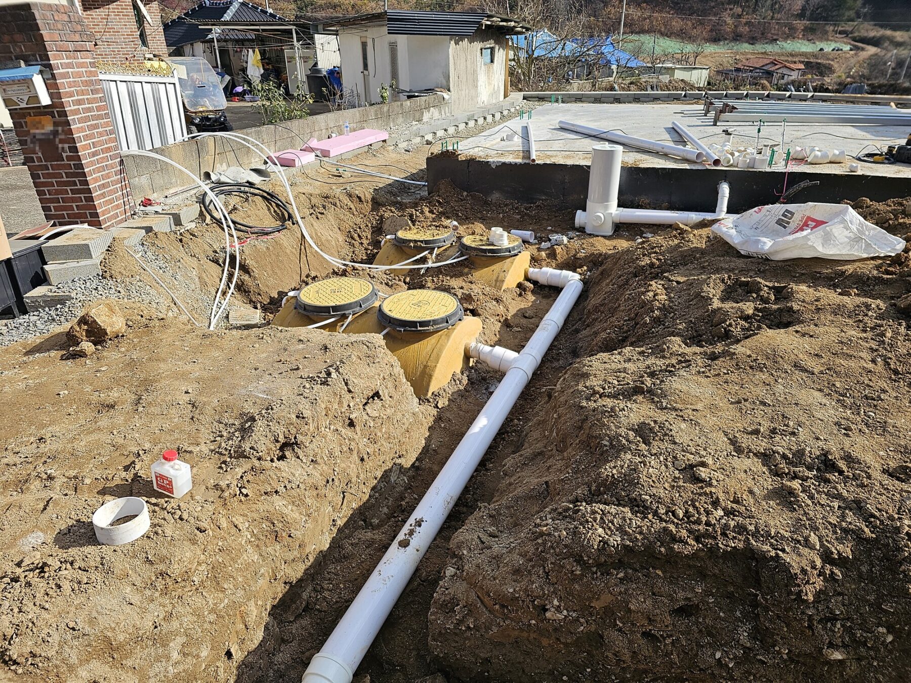 전원주택 정화조 본체와 PVC 배관 연결 전경