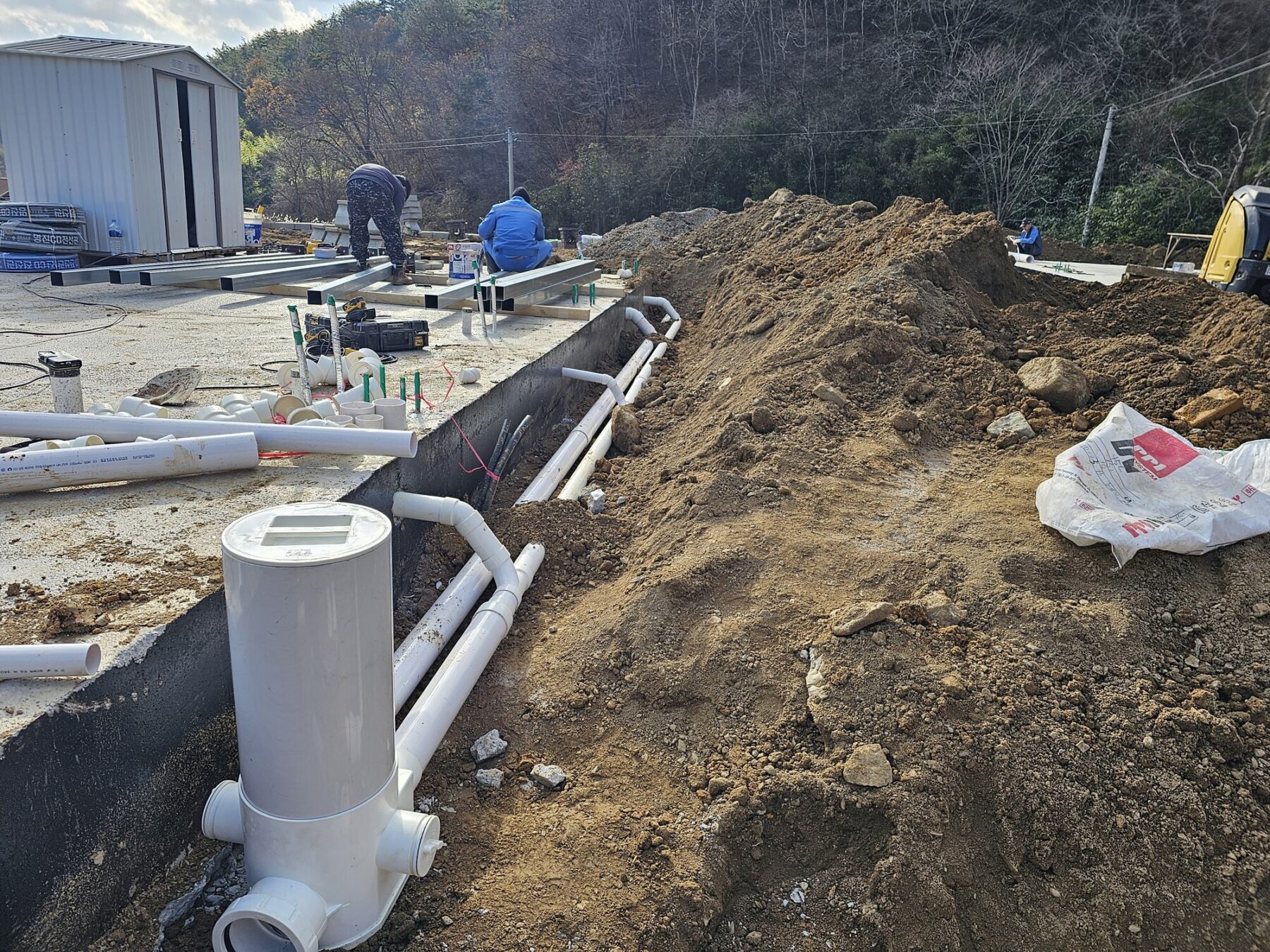 주택 기초 외곽 PVC 배관과 점검용 수직관