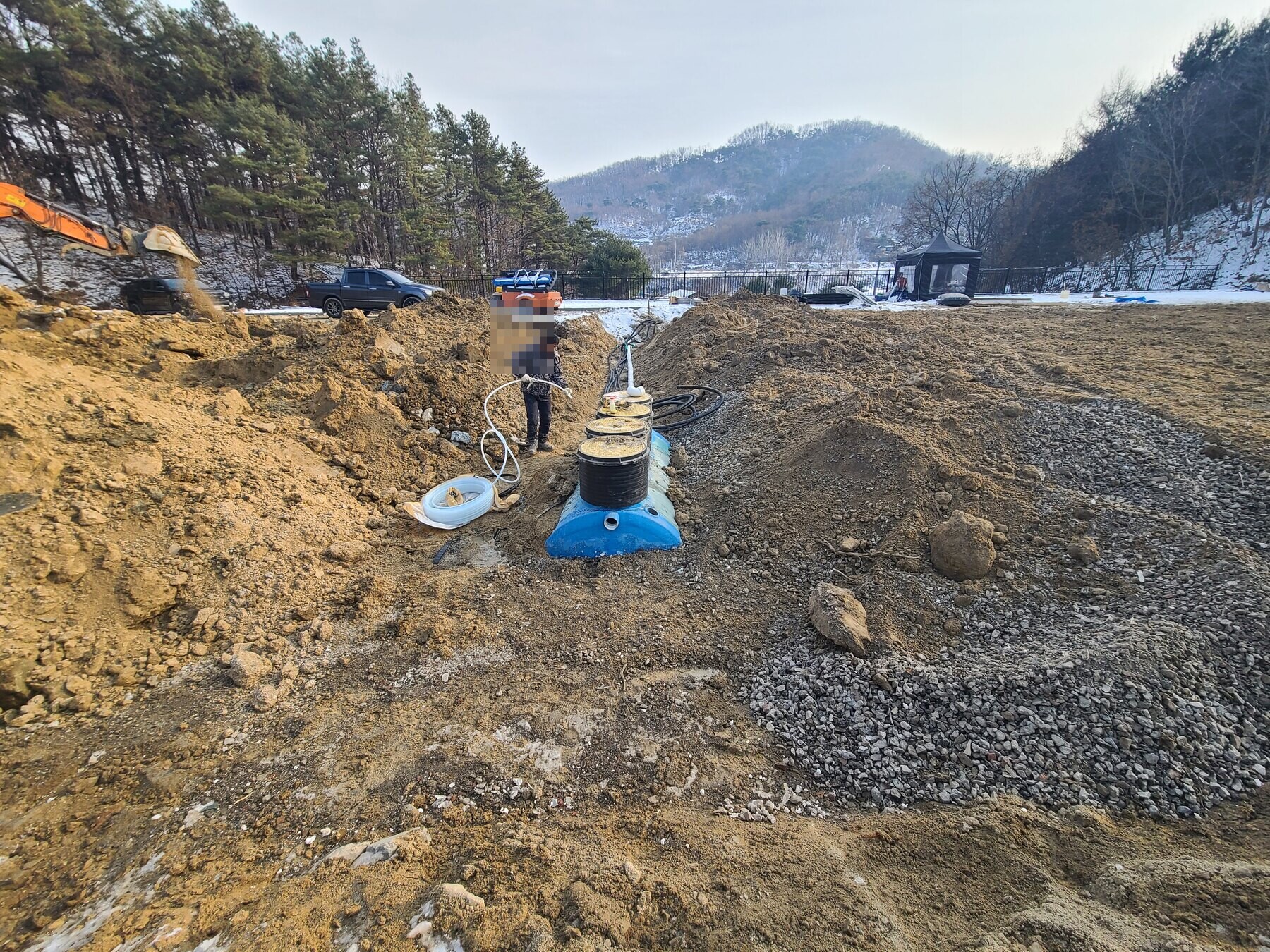 정화조와 오수 배관을 연결하는 여주 전원주택 부지 외부토목 작업