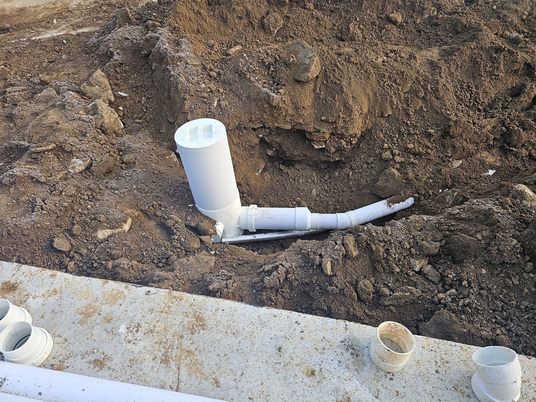 토사 매립 전 확인한 PVC 배관 연결부 상세