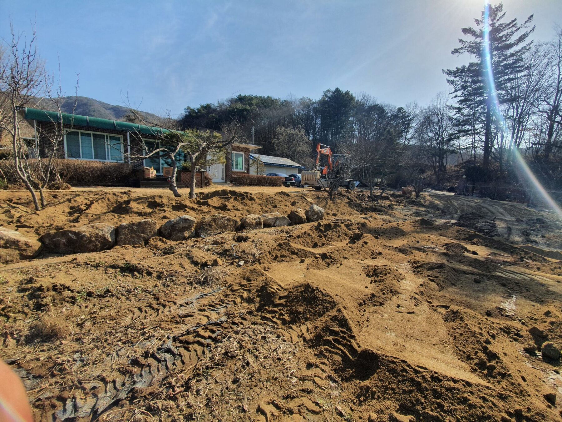 높이 약 1m 내외로 시공 중인 양평 용문 자연석 석축
