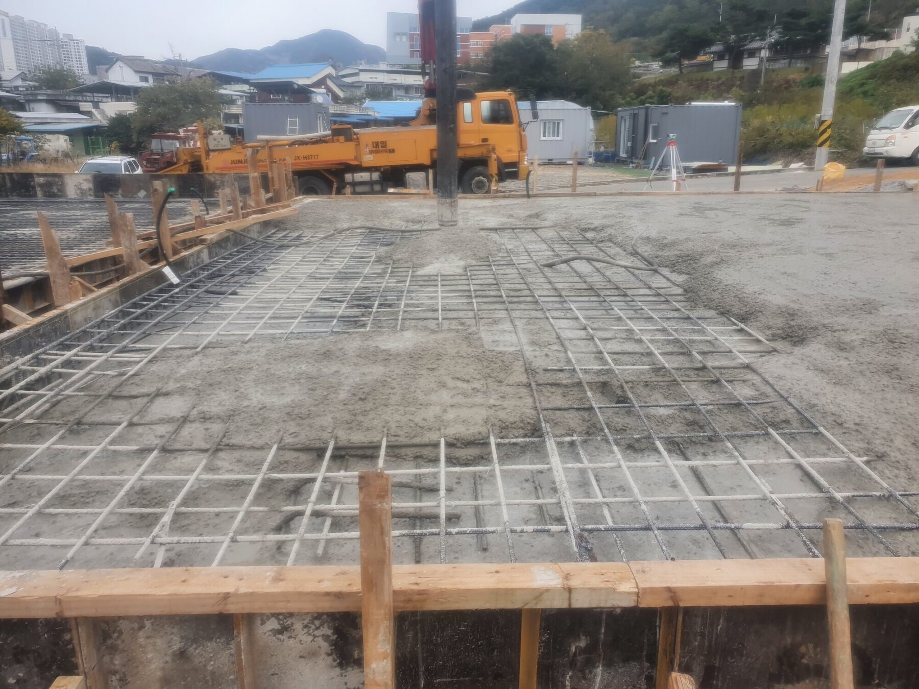 경산시 본LEB 내진기초 콘크리트 타설 진행 모습
