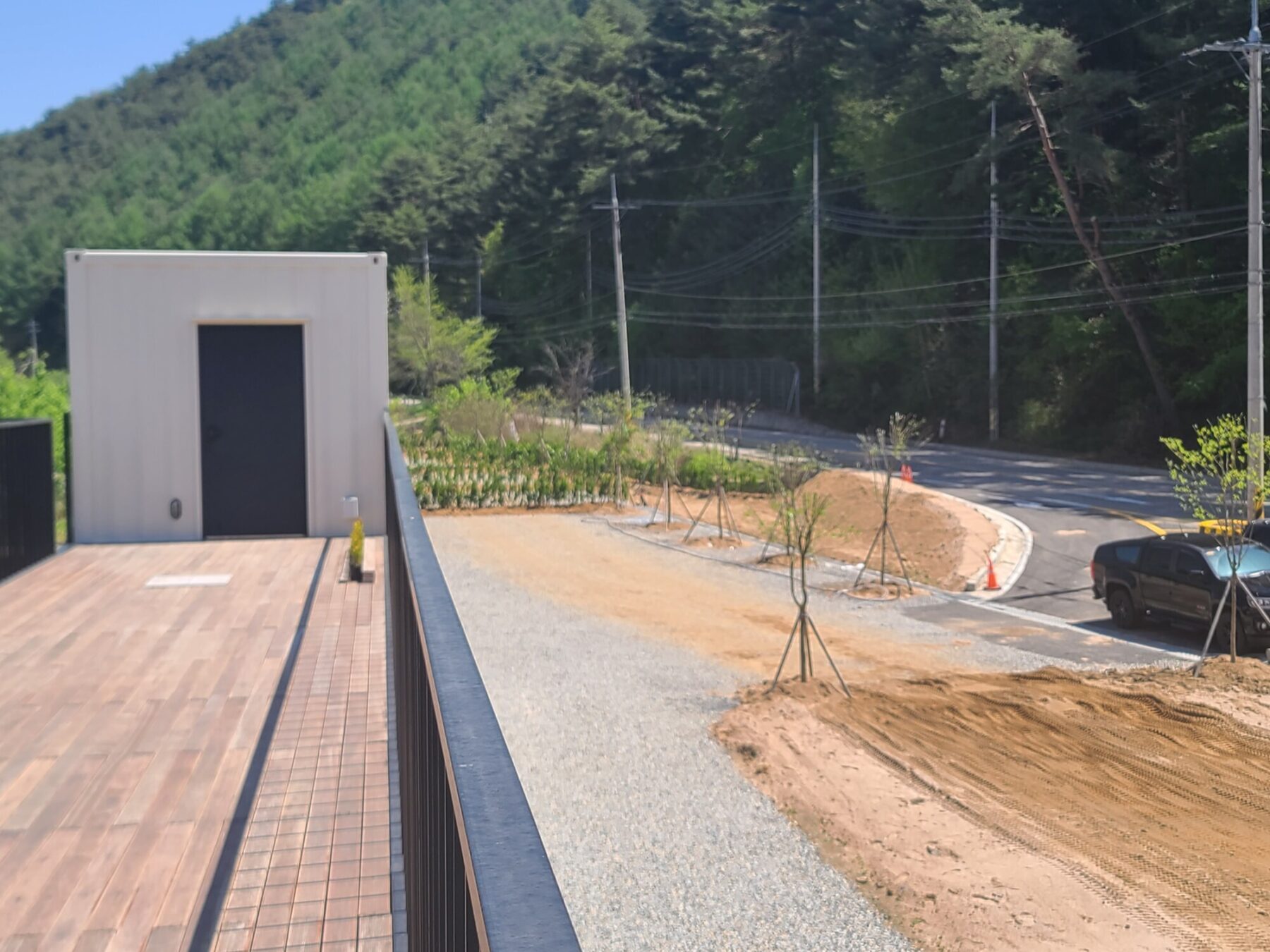 캠핑장 편의시설 주변 데크와 쇄석 보행 동선