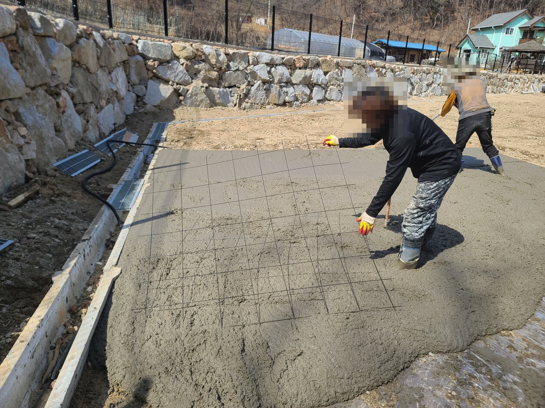 여주 금사면 전원주택 진입로 콘크리트 타설과 표면 마감 작업