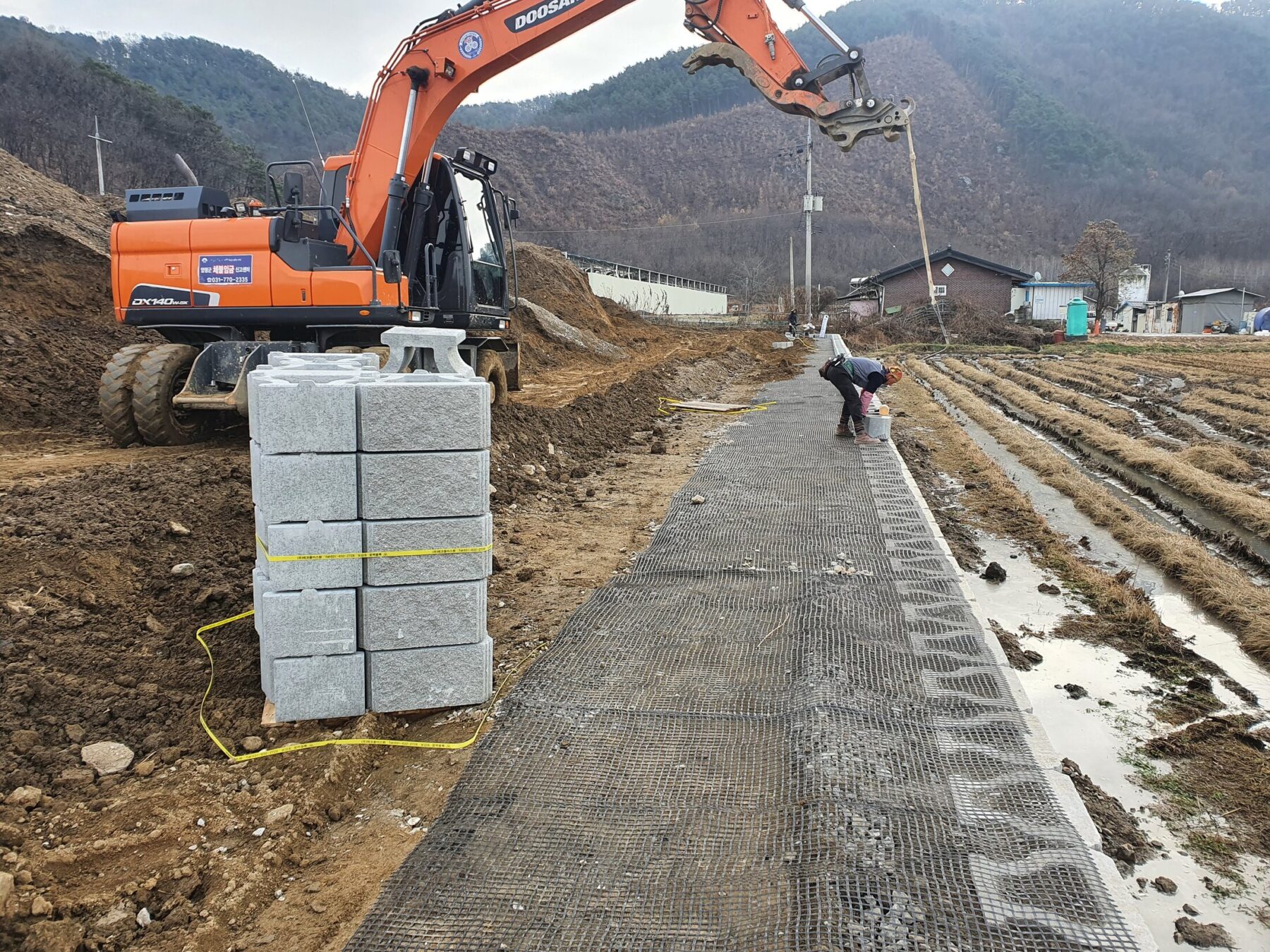 보강재 포설과 뒤채움을 병행한 양평 석장리 보강토 적층