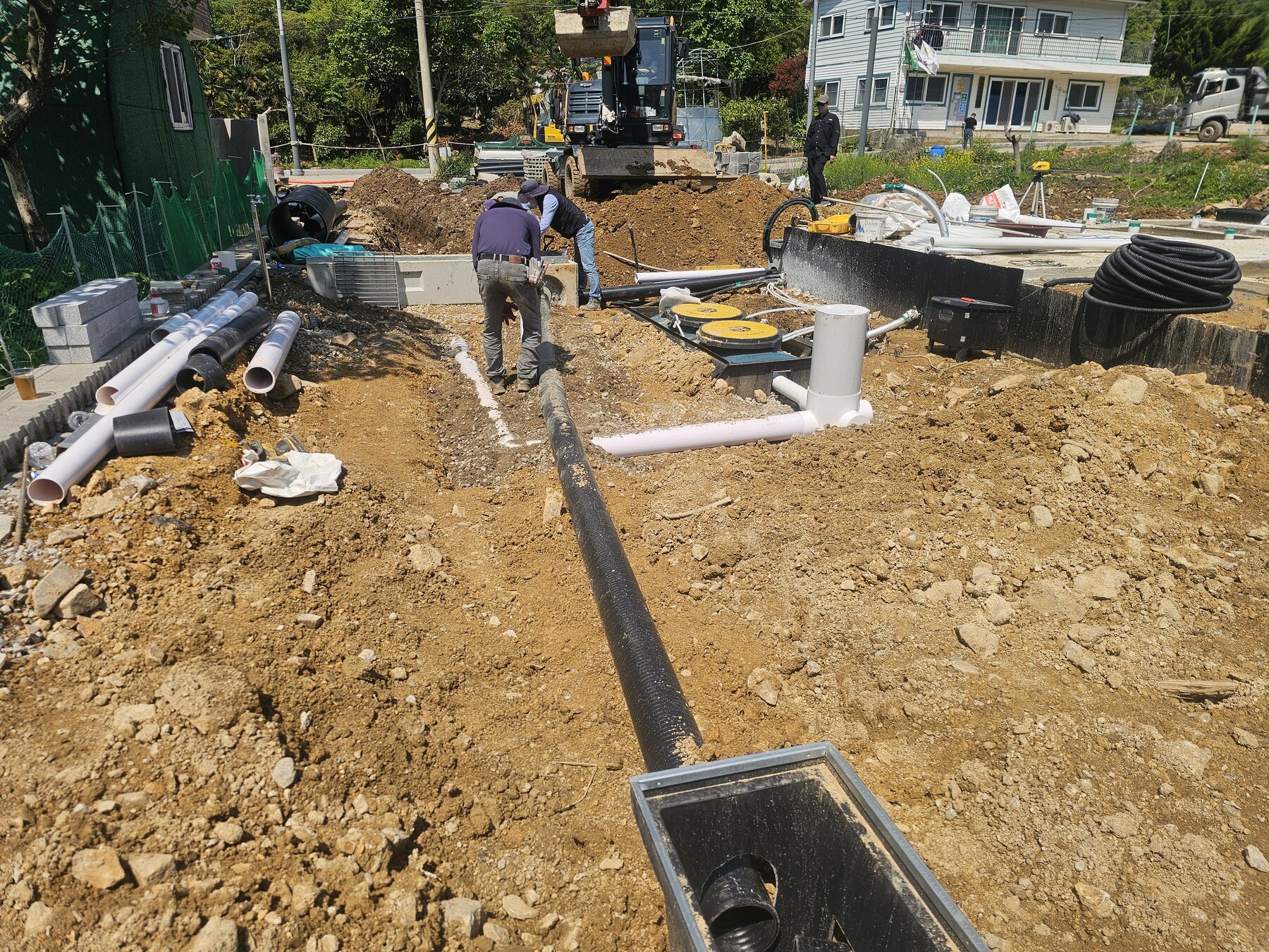 오수·우수 배관과 점검구를 한 구간에서 조율해 시공했습니다.
