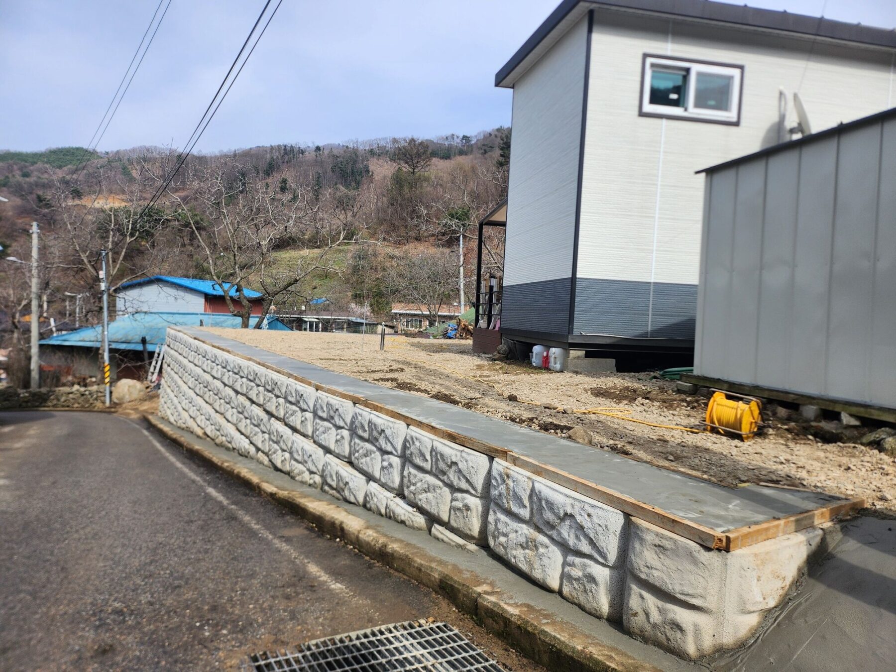 충북 영동군 농막 옆 저단 콘크리트 블록 옹벽과 상단 마감