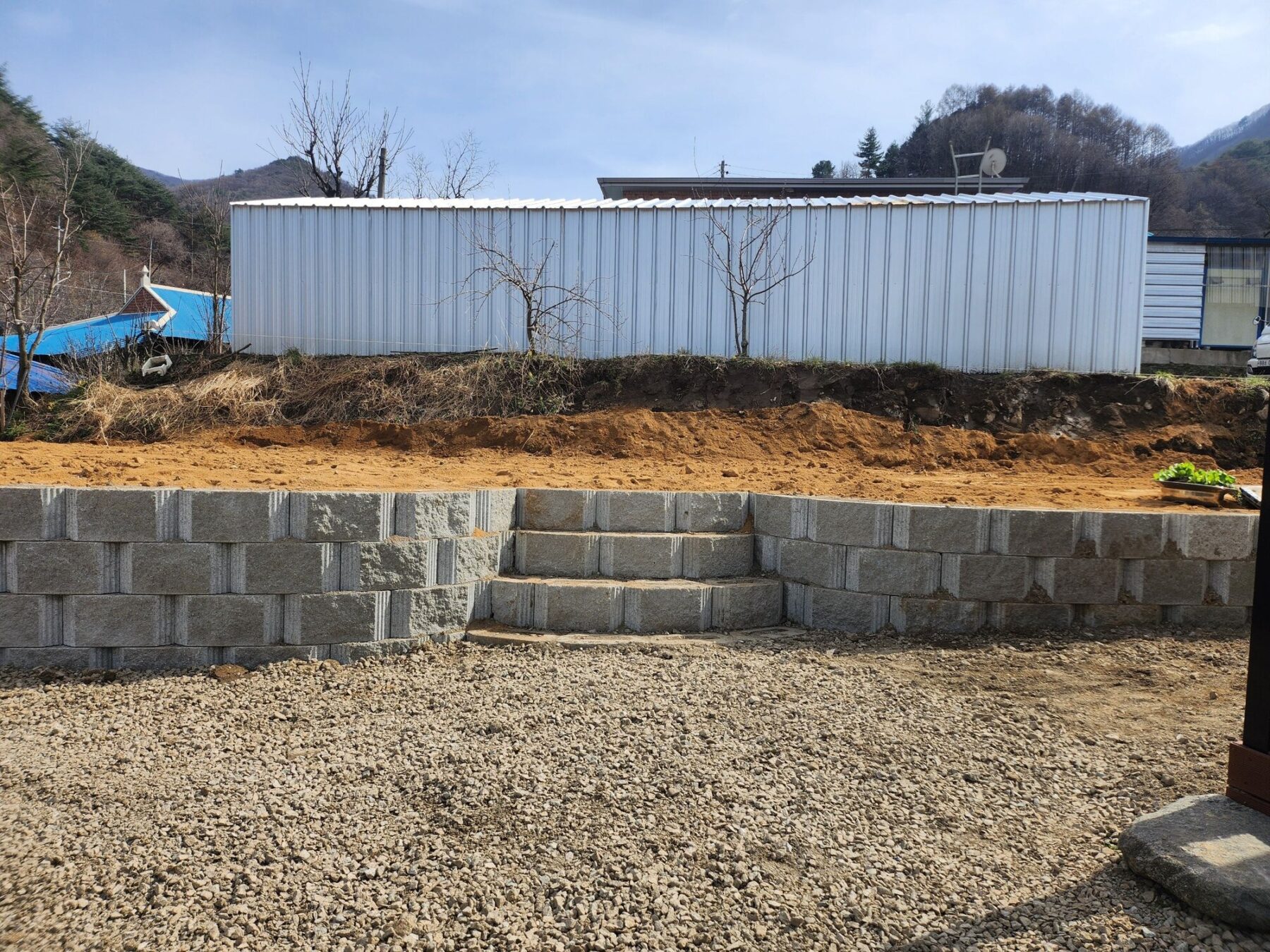 영동군 농막부지 저단 콘크리트 블록 계단과 쇄석 작업면
