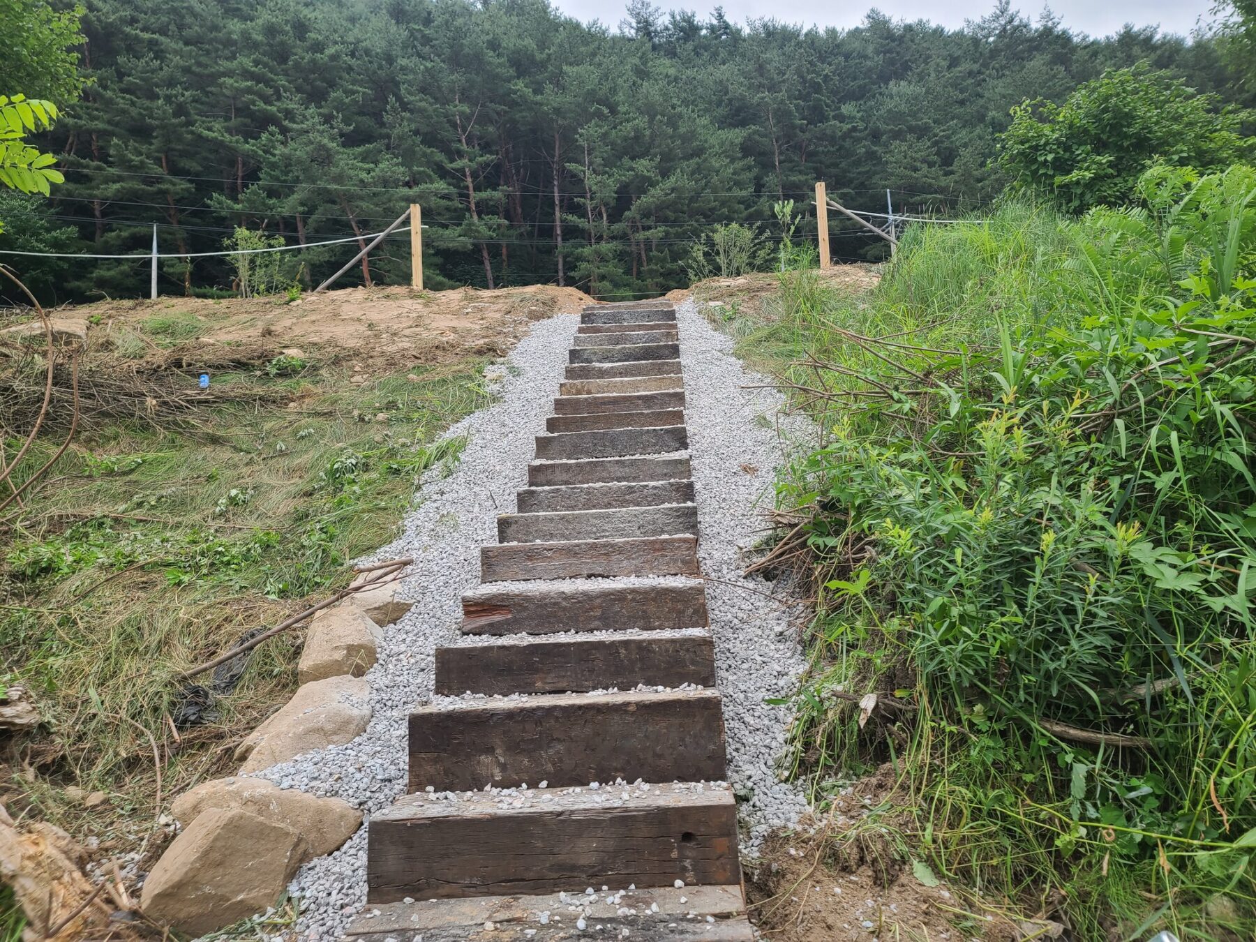 캠핑장 사면을 연결하는 직선형 보행 계단