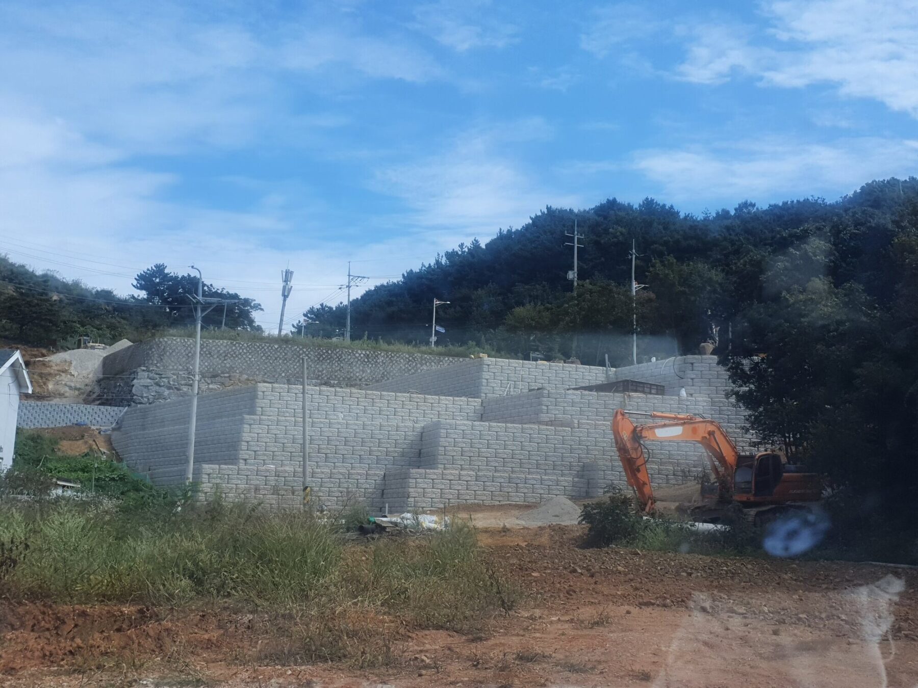 인천 영흥도 펜션부지 계단식 옹벽 전체 완공 전경