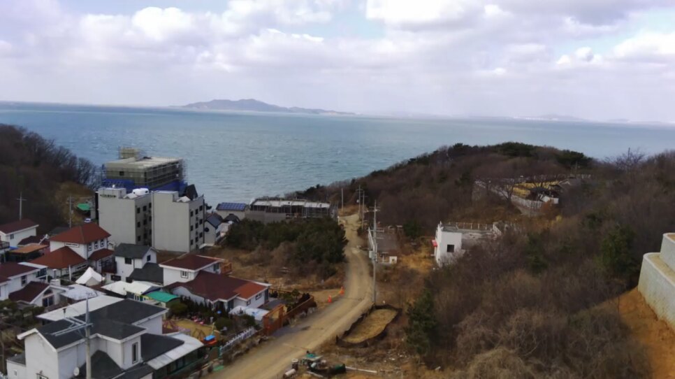영흥도 해안 경사지에 조성한 대규모 펜션 토목공사