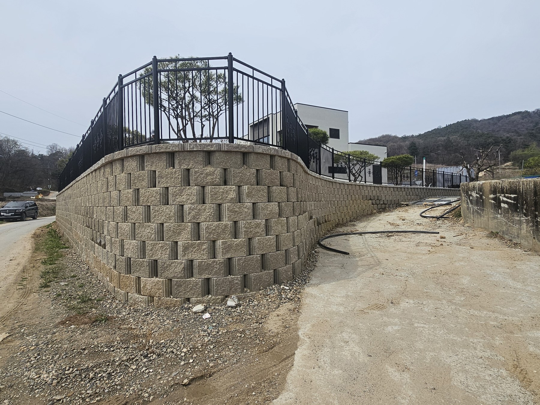 청주시 남이면 문동리 보강토 옹벽 곡선부와 각관 디자인펜스