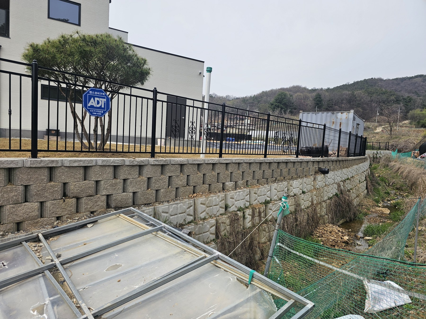 청주시 남이면 문동리 전원주택 보강토 옹벽과 하천 측 기존 식생블럭