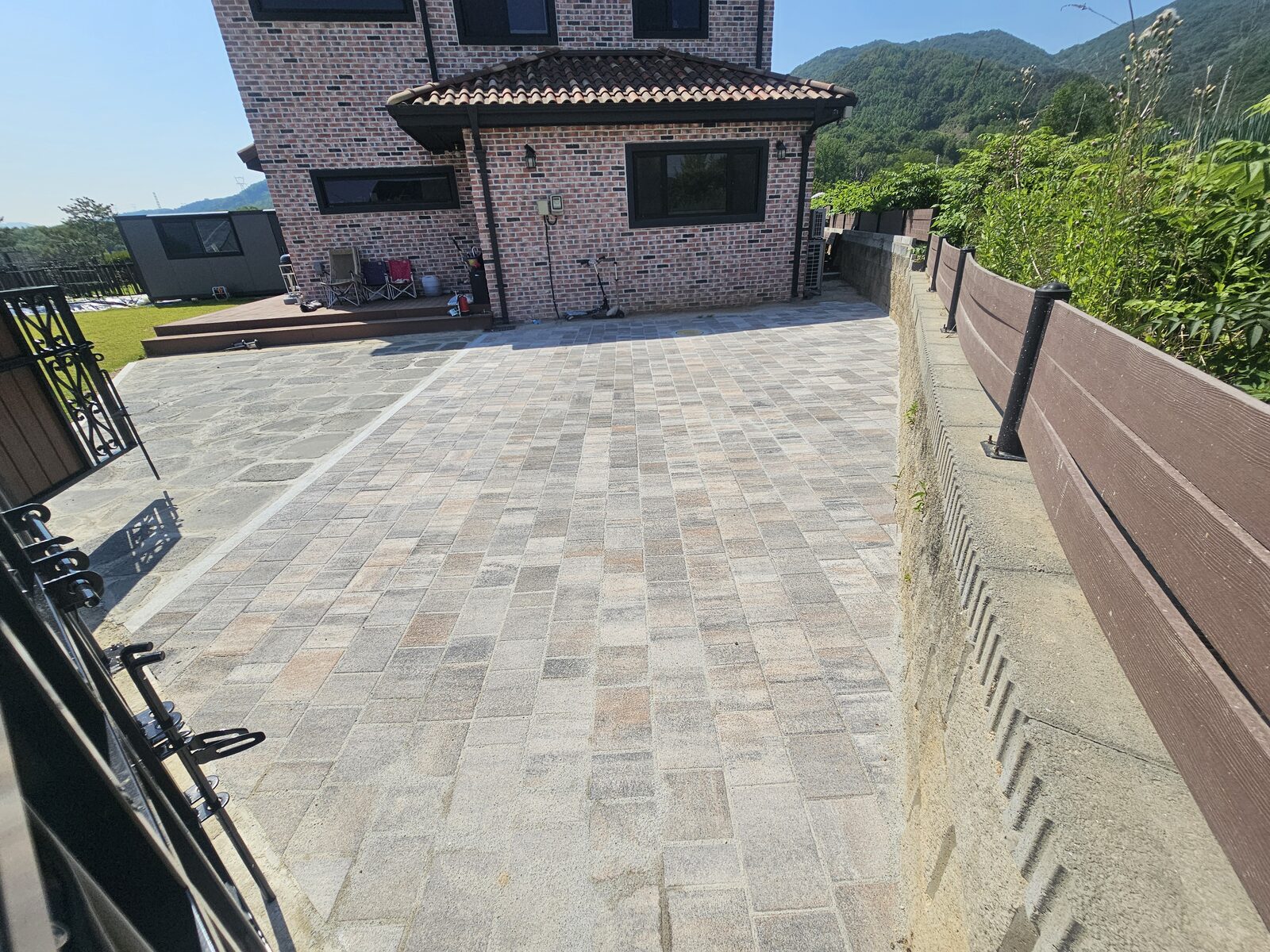 전원주택 마당 바닥 마감 완료