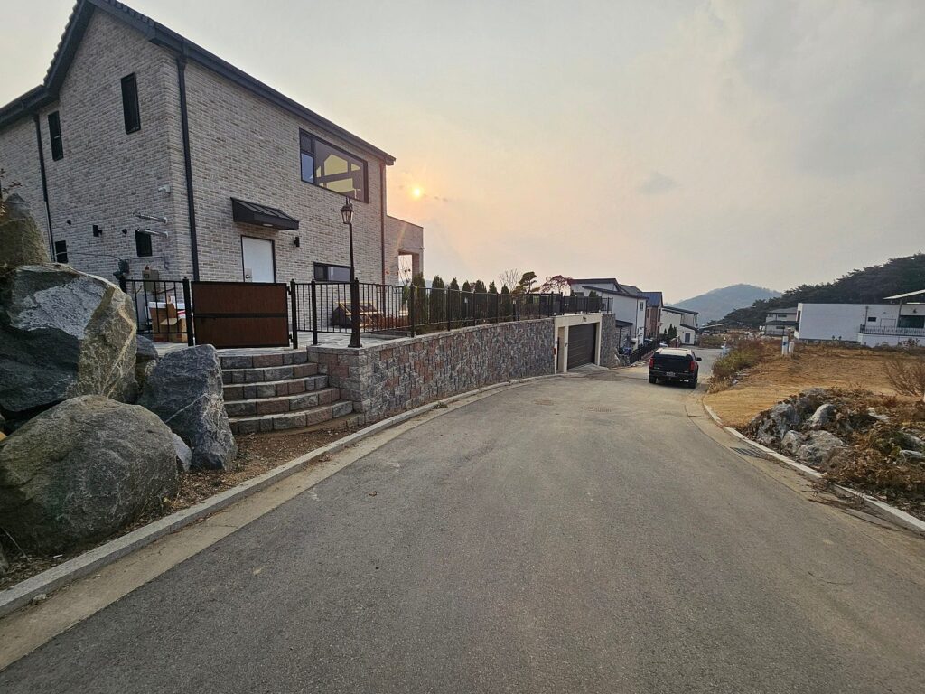 도로와 높이차가 있는 전원주택과 옹벽 실제 현장