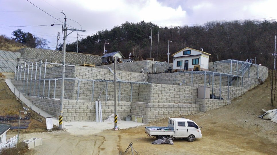 높이차를 여러 단으로 처리한 전원주택 옹벽 실제 현장