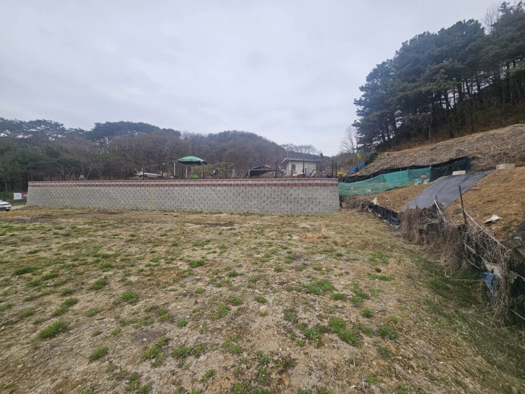 남양주시 진접읍 곡선형 보강토옹벽과 부지 경계 전체 완공 전경