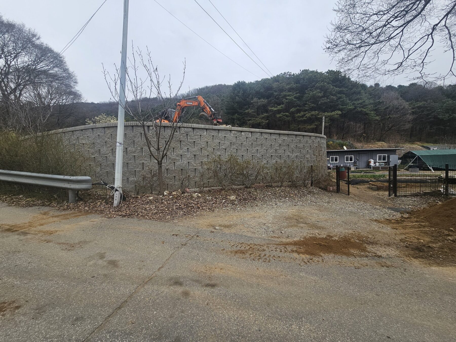 도로에서 본 진접읍 보강토 옹벽 완성 전경