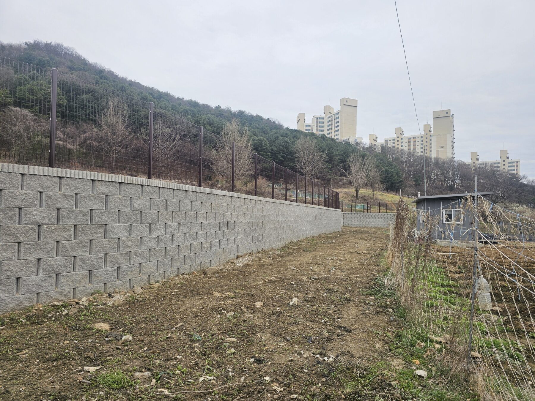 보강토 옹벽 배면 측 선형과 상단 펜스