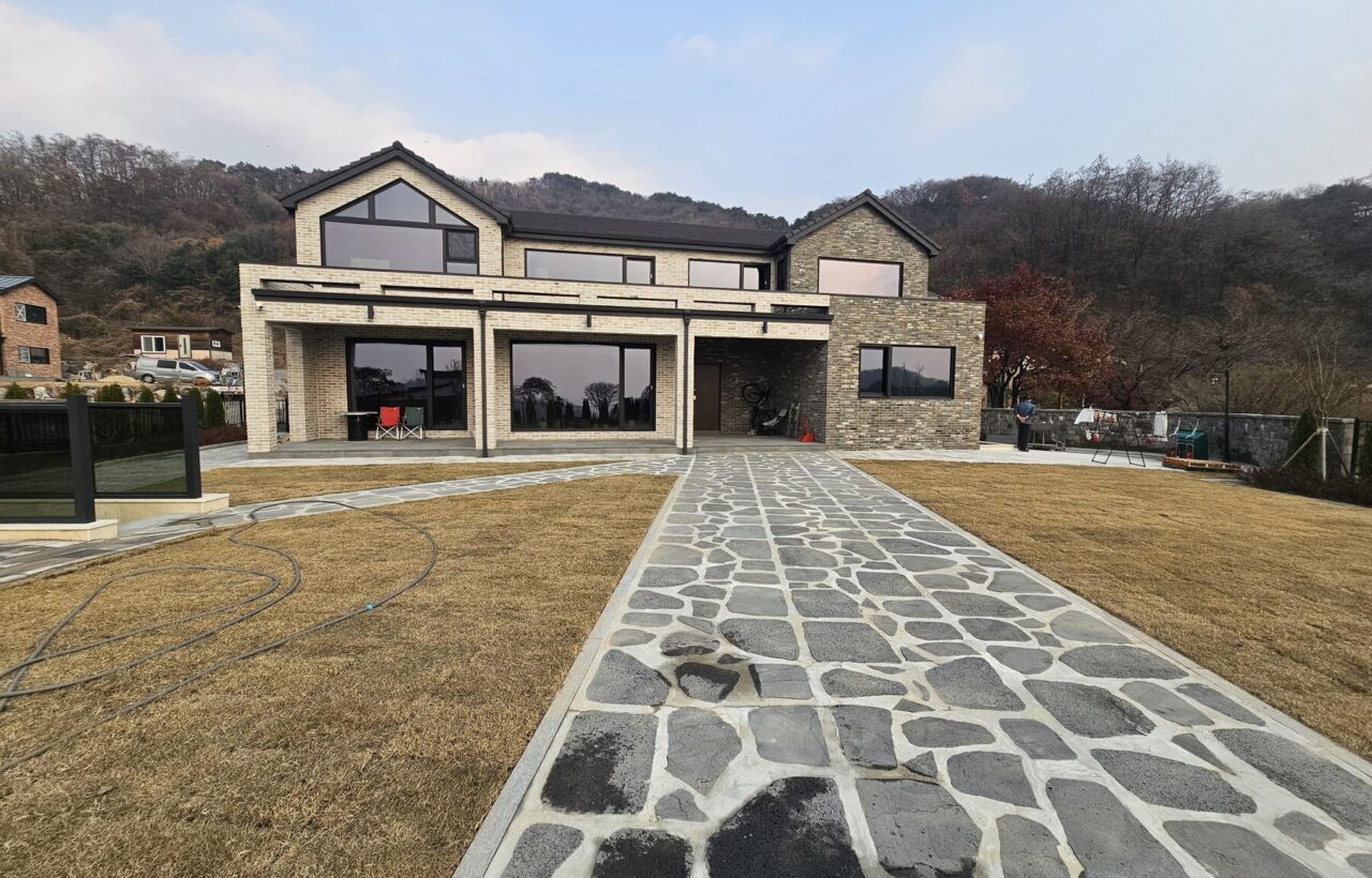 원주시 전원주택 보도블럭 마감 후 잔디로 변경한 최종 전경