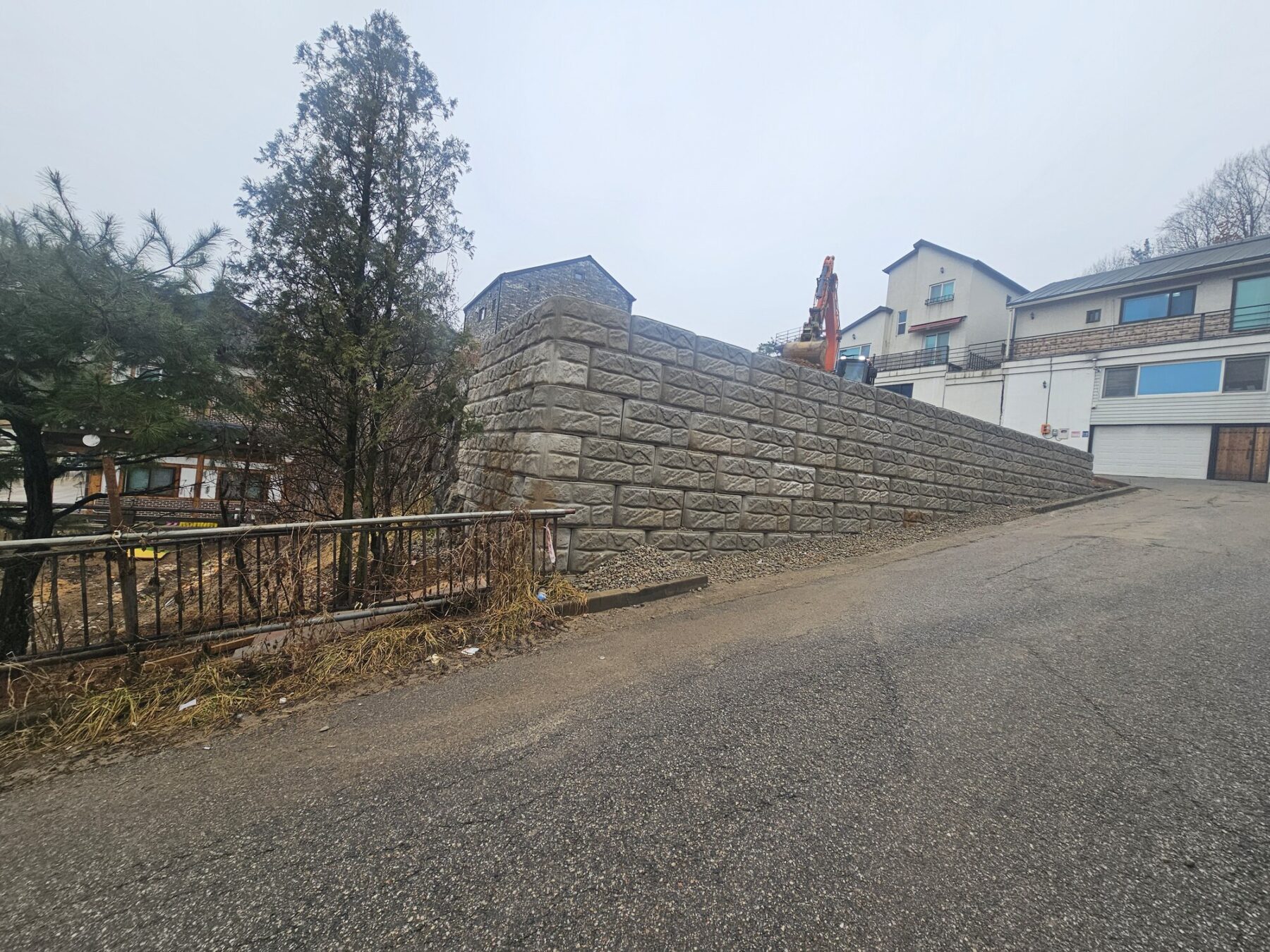 용인시 고기동 기존 석축을 철거하고 식생블럭으로 부지를 확장한 완공 현장