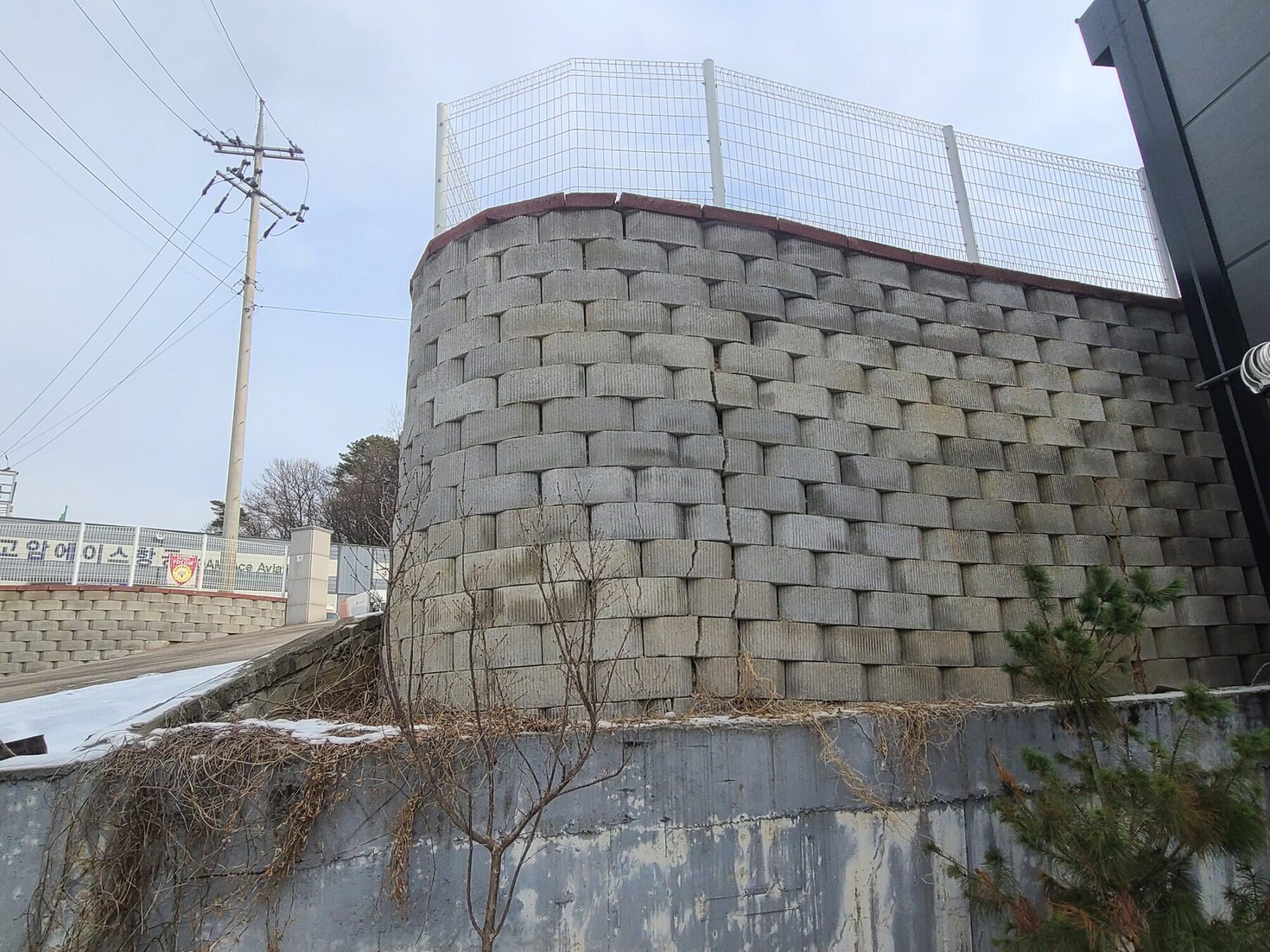 파주시 기존 옹벽 전도 상태 전경