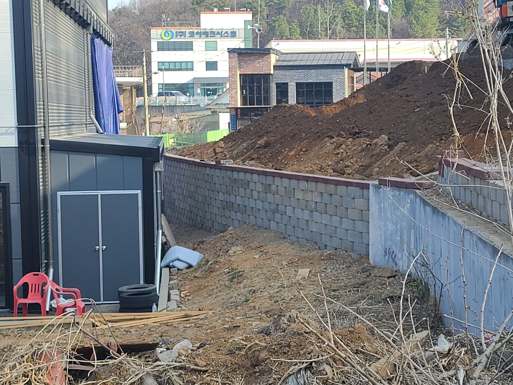 부분 보강토옹벽과 법면 복구 상태