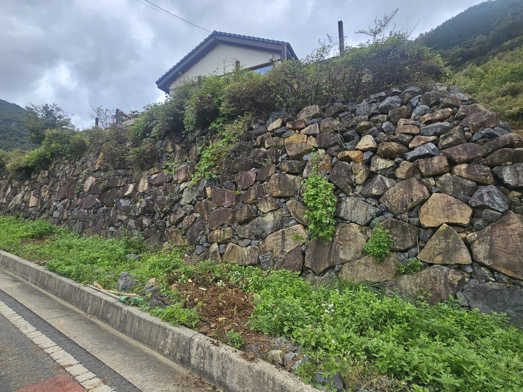 경북 청도 펜션 기존 석축 배부름과 변형 상태