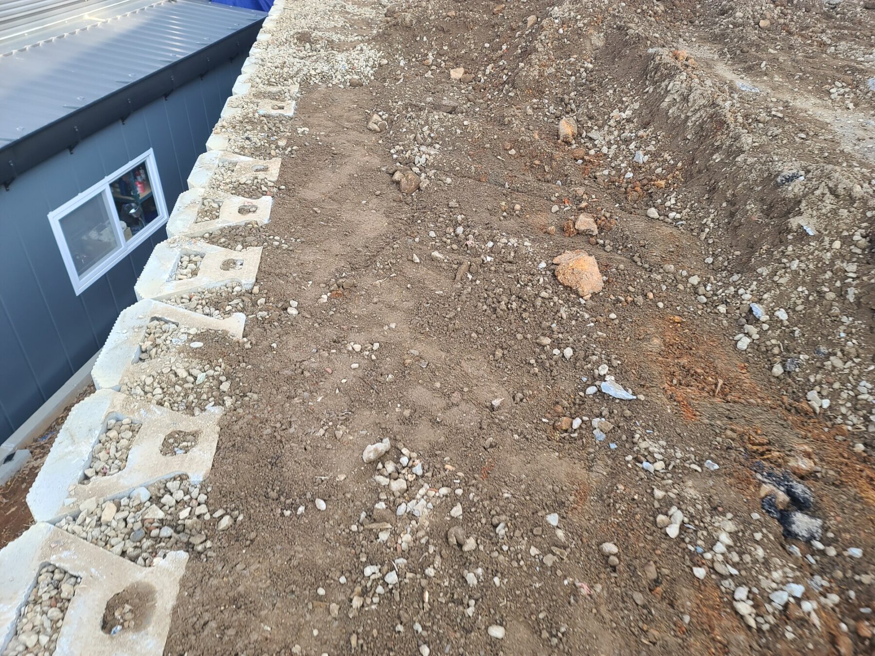 기존 옹벽 철거 후 배면 토사 정리 상태
