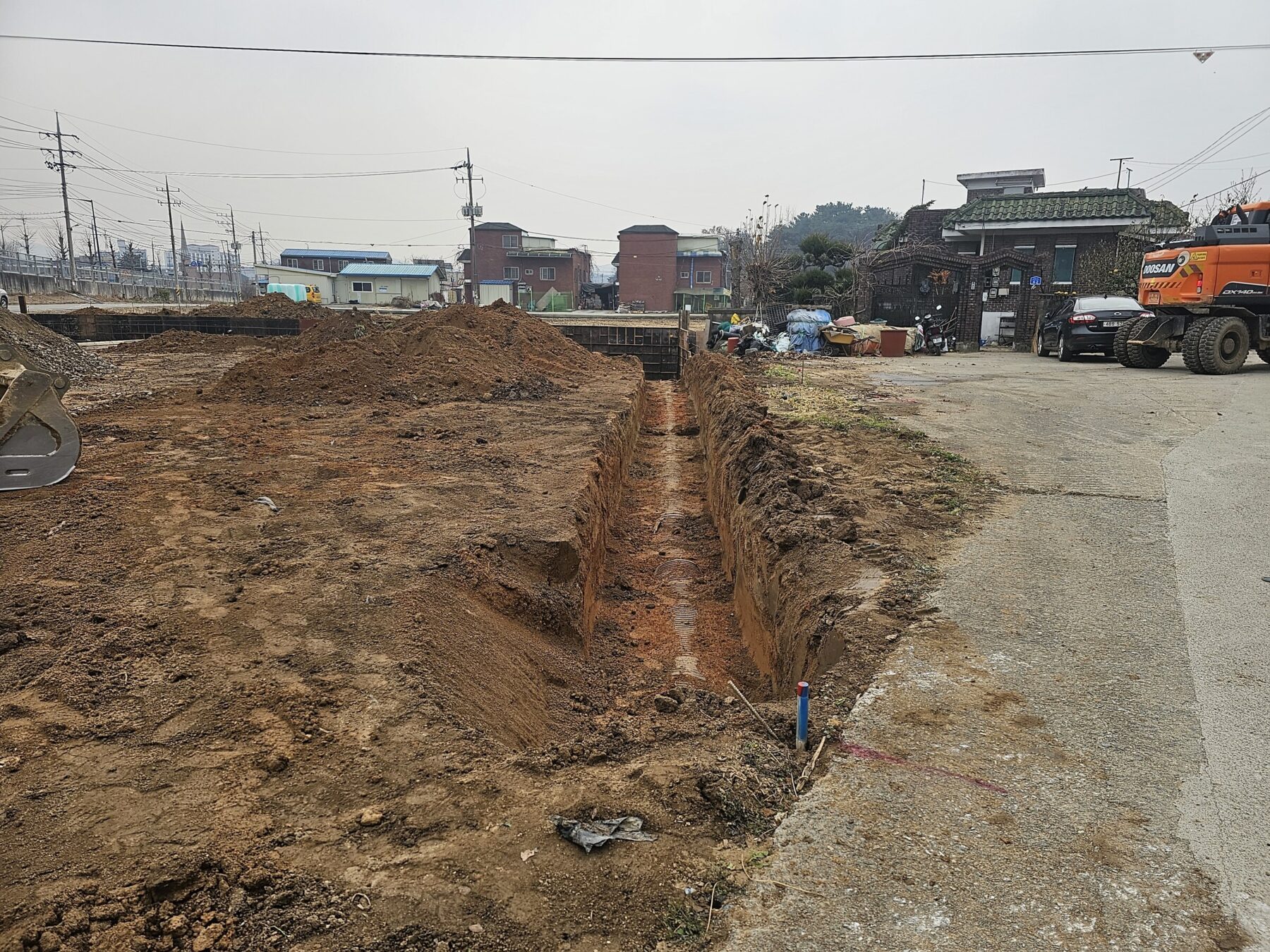 청주시 월탄리 창고 사무실 부지 외곽 배수관 터파기