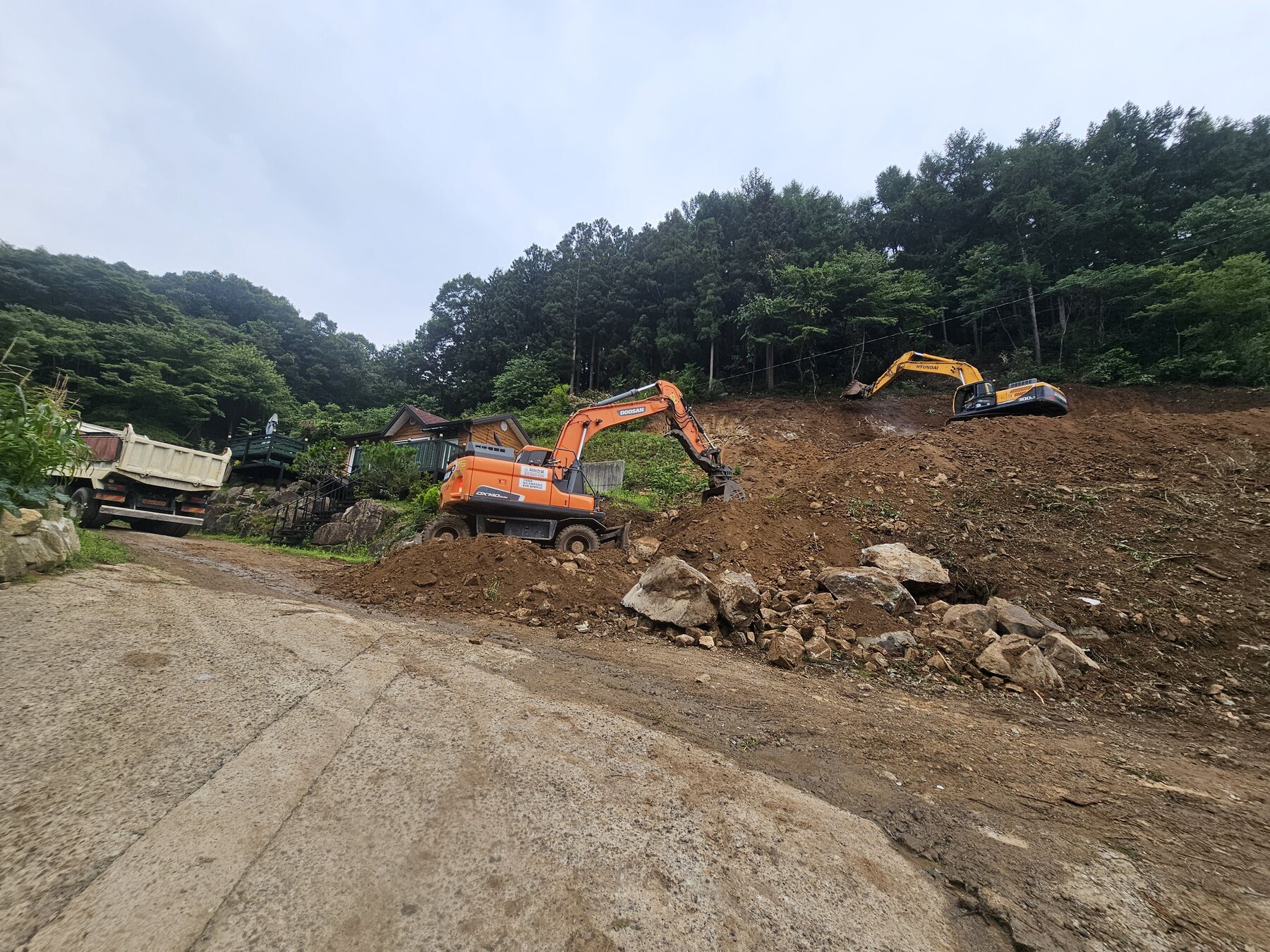 도로에서 올려다본 장성군 북일면 경사지 전원주택 부지