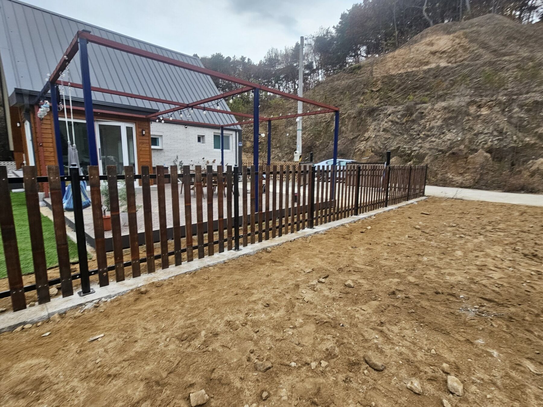 양평군 지평면 전원주택 측면 방부목펜스와 바닥 정리 구간