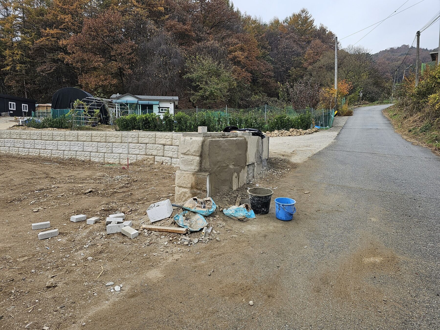 양평군 지평면 대형 블록 옹벽과 진입부 마감 전경