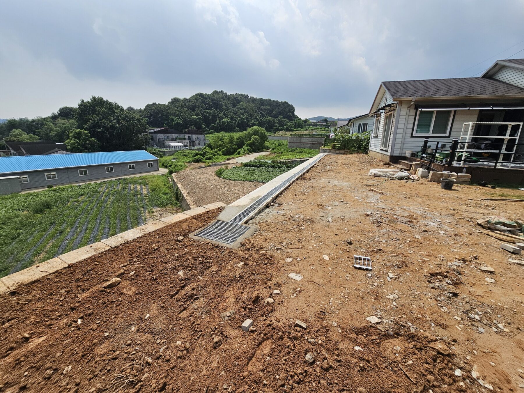 인천 영종도 옹벽 상부 배수로와 부지 마감